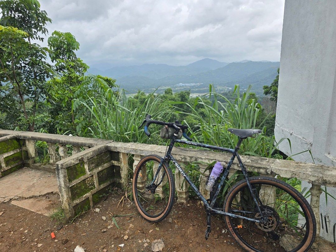 SURLY LHT Size 60(XXL) (Category: Bicycles) located in Quezon City. Submitted by frncgabby (Listing ID 1460368272, Image 3). Description: SURLY LHT Size 60(XXL) Custom Fork by DJcycleworks Custom Disk Brake Mount frame Shimano Cues Groupset Walgun Saddle RFS :saka may parating ako bago bike hehe.