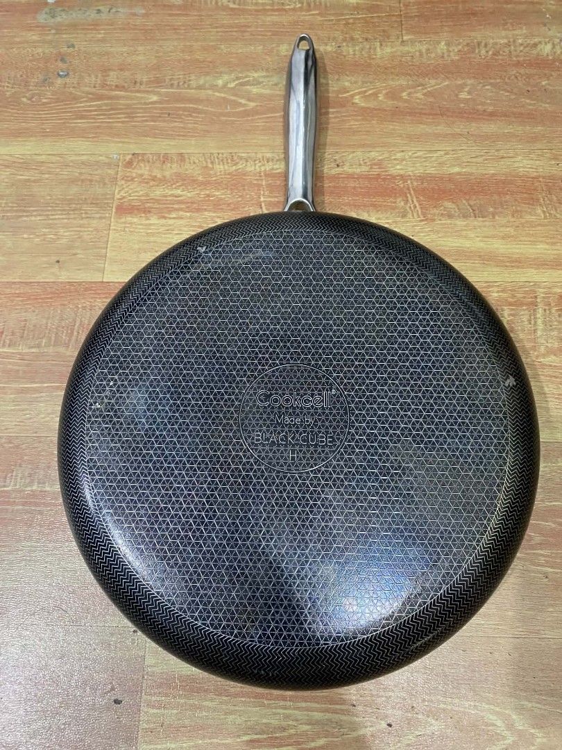 SURPLUS COOKCELL MADE BY BLACK CUBE (Category: Cookware & Accessories) located in Manila. Submitted by bernadette62551 (Listing ID 1460333230, Image 3). Description: Cookcell Honeycomb Deep Pan Made by Black Cube 29x8cm Works in All types of Cookers In Very good condition.