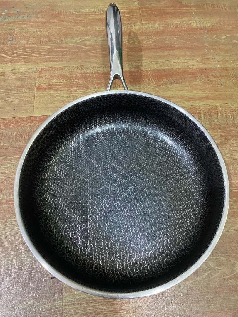 SURPLUS COOKCELL MADE BY BLACK CUBE (Category: Cookware & Accessories) located in Manila. Submitted by bernadette62551 (Listing ID 1460333230, Image 2). Description: Cookcell Honeycomb Deep Pan Made by Black Cube 29x8cm Works in All types of Cookers In Very good condition.