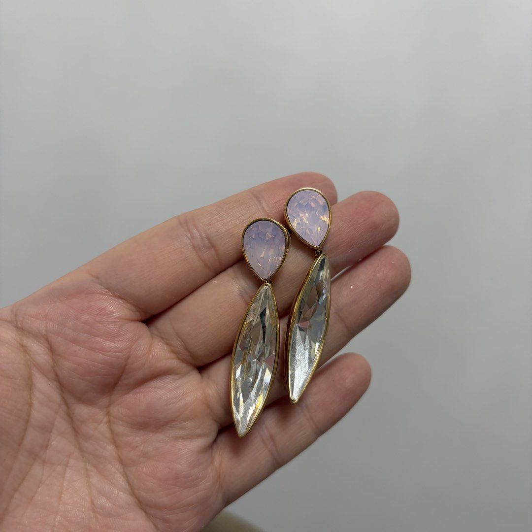 Swarovski earrings (Category: Earrings) located in San Carlos. Submitted by marj.mco (Listing ID 1460438391, Image 3). Description: Preloved 1 lock only. The other earring has no lock 100% original.