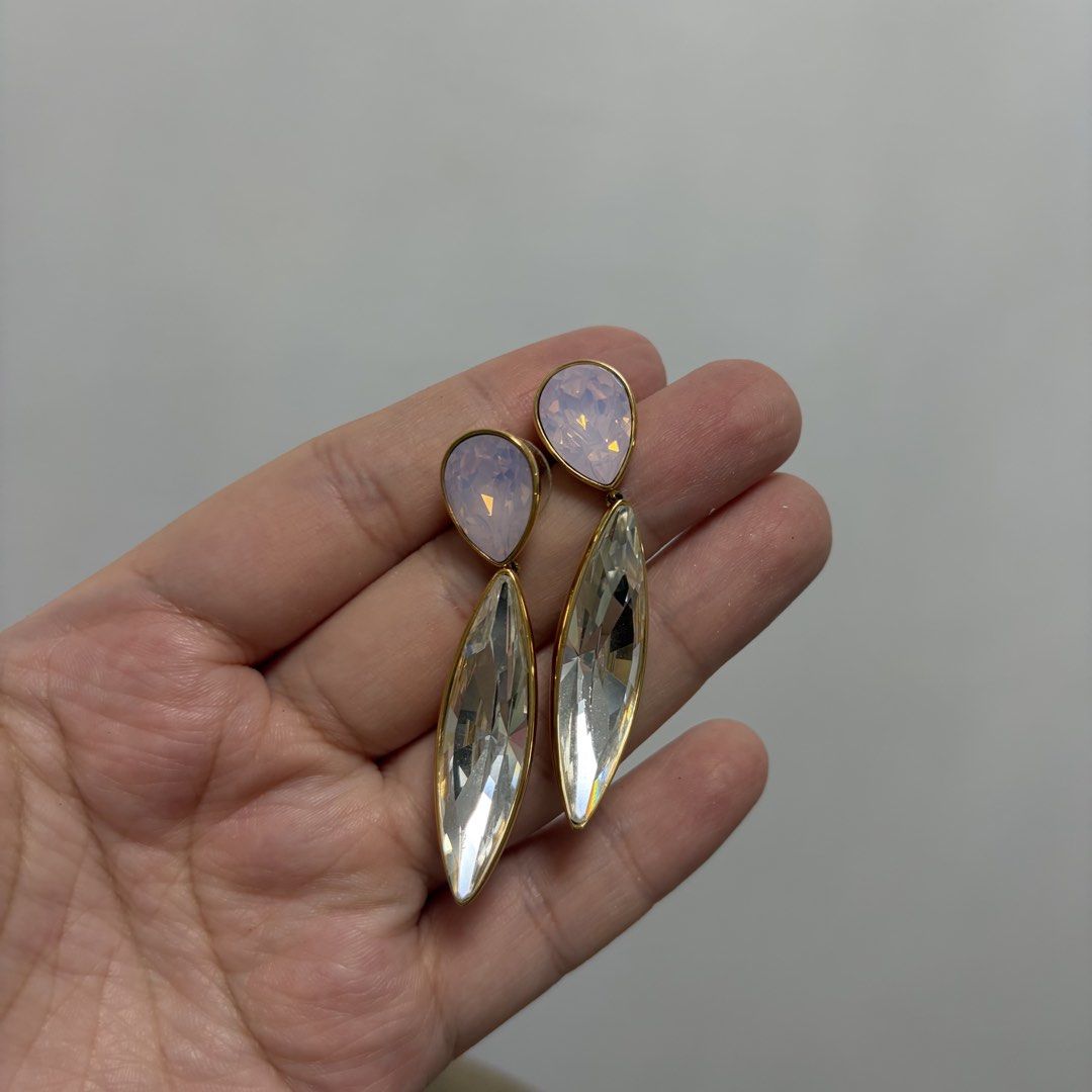 Swarovski earrings (Category: Earrings) located in San Carlos. Submitted by marj.mco (Listing ID 1460438391, Image 2). Description: Preloved 1 lock only. The other earring has no lock 100% original.