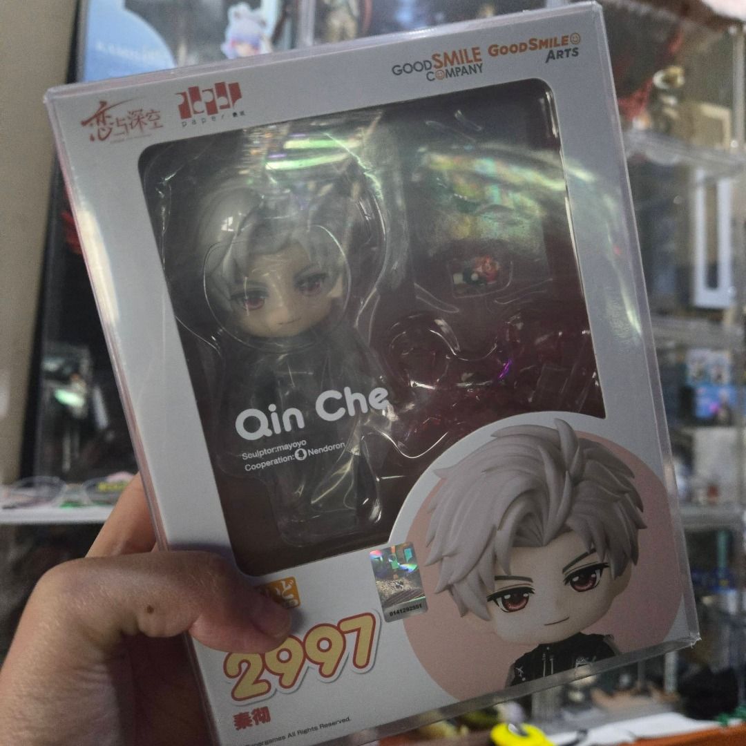 Sylus Nendoroid (Category: Designer & Blind Box Toys) located in San Fernando. Submitted by lilililixia (Listing ID 1460493982, Image 1). Description: - SEALED Nendoroid - Official photo freebie from GSC - Protective cover for actual nendo box Freebies below from Khimmymade: - Dragon horns + face deets - Catch-22 face accessory - Shark accessory - Grumpy crow plush - 2 miniature nendo box - 2 miniature wanted poster Price is the nendo + freebies 