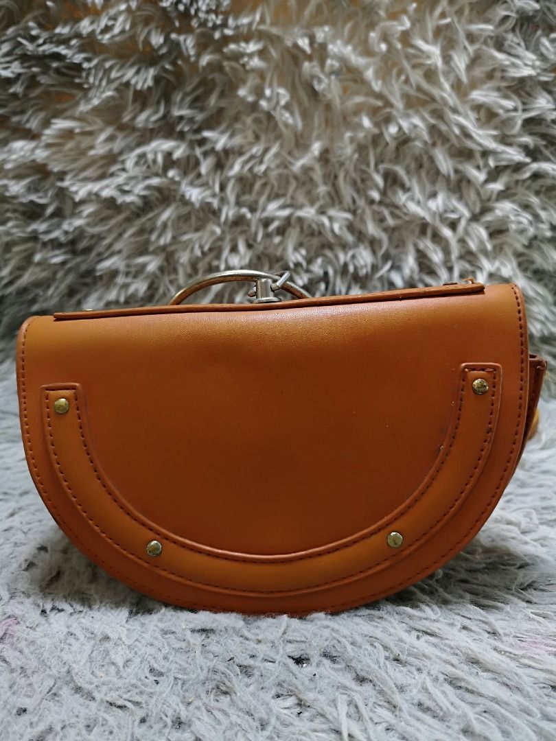 Tan Leather Saddle Crossbody Bag (Category: Cross-body Bags) located in Santa Cruz. Submitted by jmy_surplus.2 (Listing ID 1460454868, Image 1). Description: Size ; L - 5.4 W - 8 Color ; Tan Type ; Crossbody Bag Brand ; No Brand Material ; Leather Style ; Tan Leather Snap Closure Crossbody bag LR 169 JMY 5 Batch #218.