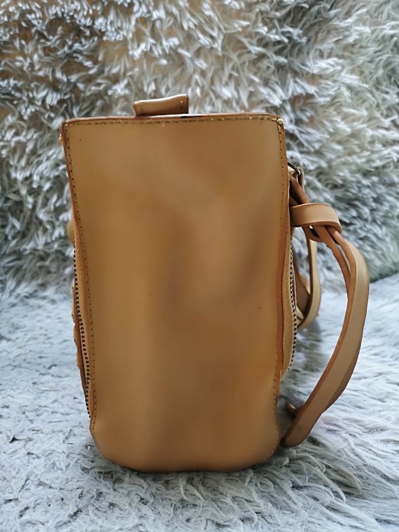 Tan Smooth Leather Shoulder Bag (Category: Shoulder Bags) located in Santa Cruz. Submitted by jmy_surplus.2 (Listing ID 1460457967, Image 2). Description: Size ; L - 8 W - 12 Color ; Tan Type ; Shoulder Bag Brand ; No brand Material ; Leather Style ; Zipper Closure Shoulder bag LR 173 JMY 5 Batch #218.