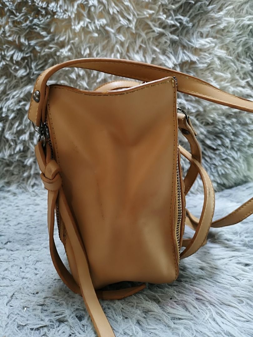 Tan Smooth Leather Shoulder Bag (Category: Shoulder Bags) located in Santa Cruz. Submitted by jmy_surplus.2 (Listing ID 1460457967, Image 3). Description: Size ; L - 8 W - 12 Color ; Tan Type ; Shoulder Bag Brand ; No brand Material ; Leather Style ; Zipper Closure Shoulder bag LR 173 JMY 5 Batch #218.