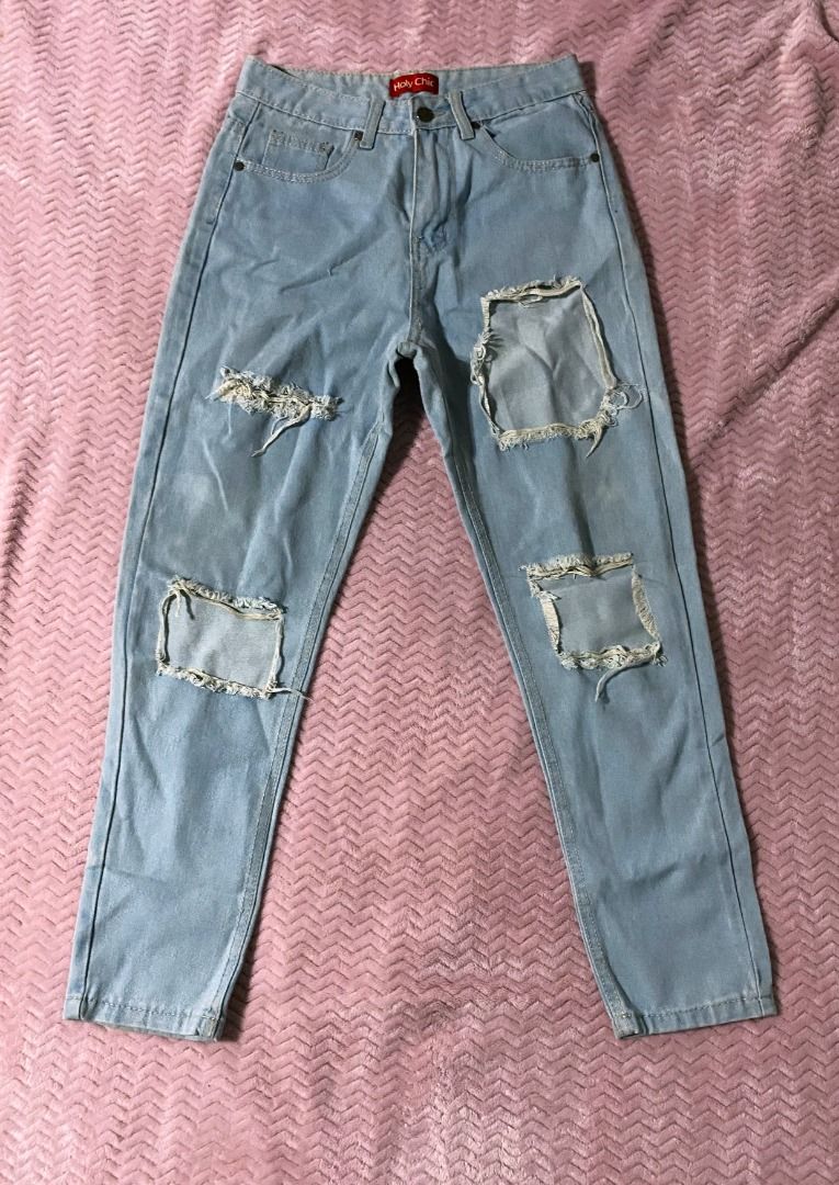 Tattered Mom jeans (Category: Jeans) located in Manila. Submitted by diorellecoeur_xxx02 (Listing ID 1460503380, Image 1). Description: Can fit 26-27.