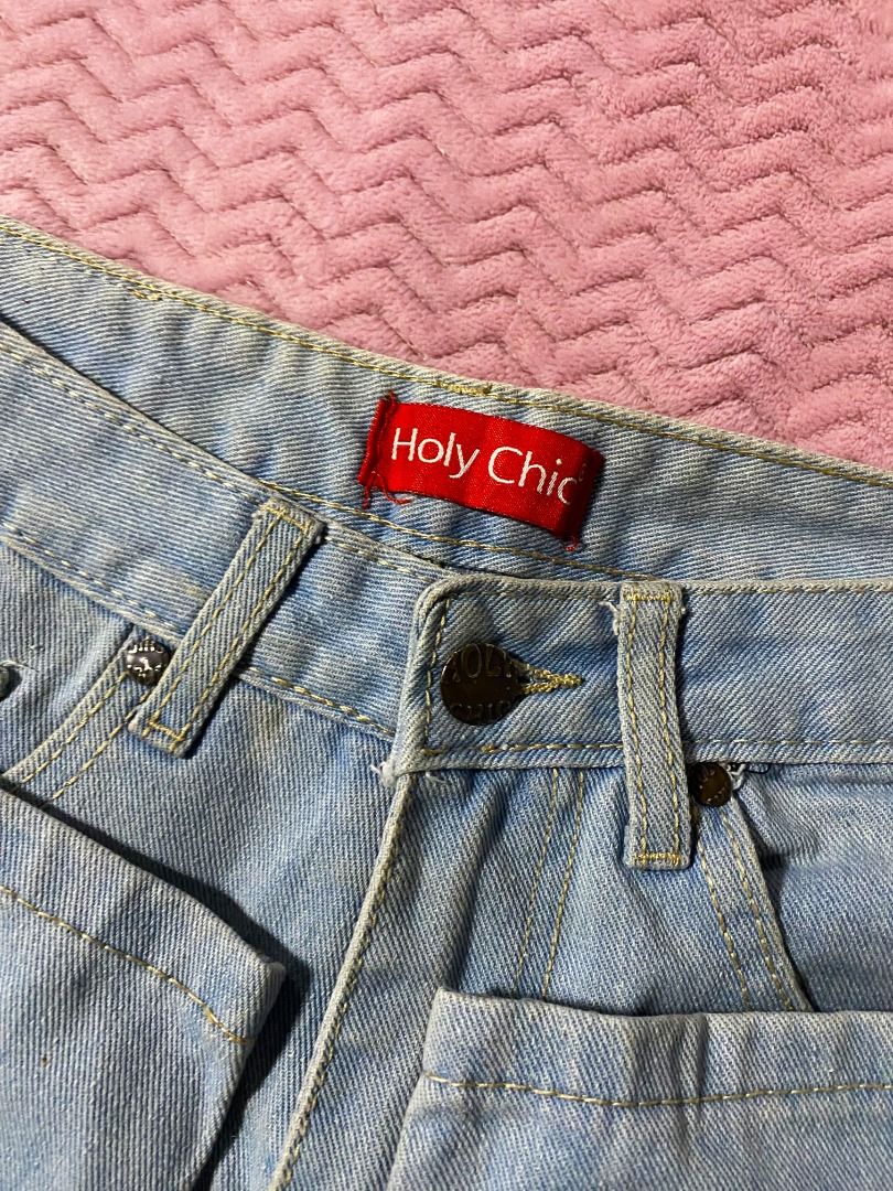 Tattered Mom jeans (Category: Jeans) located in Manila. Submitted by diorellecoeur_xxx02 (Listing ID 1460503380, Image 2). Description: Can fit 26-27.