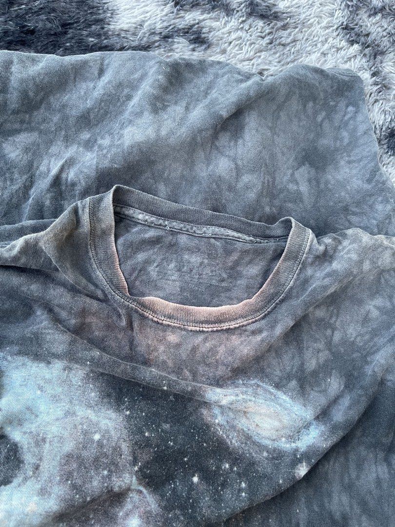 The mountain (Category: Formal Shirts) located in San Jacinto. Submitted by clothcartelph (Listing ID 1460456130, Image 2). Description: THE MOUNTAIN SIZE: LARGE DIMES: 22/30 WIDTH: 22 LENGTH: 30 ISSUE: neck got bleached out COLOR RATE: 8.8/10 CONDITION: VERY GOOD CONDITION.