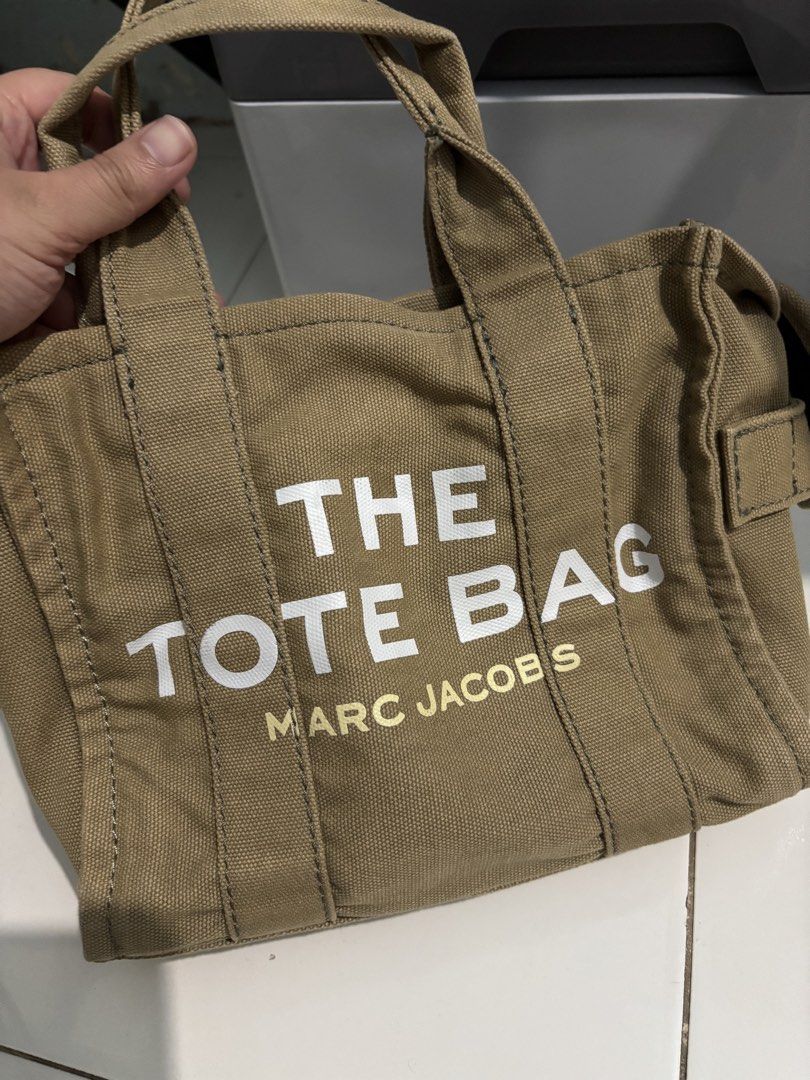 The tote bag canvas by marc jacobs (Category: Tote Bags) located in Pasig City. Submitted by mg_clothes (Listing ID 1460345977, Image 2). Description: The tote bag by marc jacobs 4x lang pi nagamit, you can check po photo Nagbabawas po ako ng gamit, then naisip ko lang siya i let go na hehe 📍pasig city .