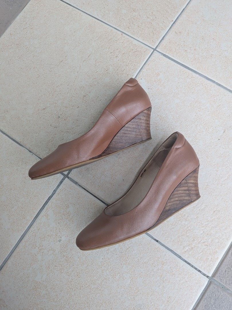 Tish Philippines Custom Made Brown Leather Wedge Heels (Category: Wedges) located in Pasig City. Submitted by jaym.austria (Listing ID 1460309068, Image 3). Description: - Brand: Tish Philippines, custom made - Type: Wedge Heels - Material: Brown Leather - Design: Classic Round Toe - Heel Detail: Wood-like texture - Size: 36 - Condition: Good - Features: Comfortable for everyday wear. Comes with dust bag. RFS: Decluttering.