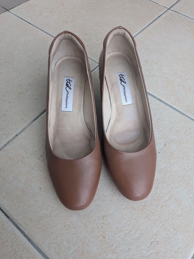 Tish Philippines Custom Made Brown Leather Wedge Heels (Category: Wedges) located in Pasig City. Submitted by jaym.austria (Listing ID 1460309068, Image 2). Description: - Brand: Tish Philippines, custom made - Type: Wedge Heels - Material: Brown Leather - Design: Classic Round Toe - Heel Detail: Wood-like texture - Size: 36 - Condition: Good - Features: Comfortable for everyday wear. Comes with dust bag. RFS: Decluttering.