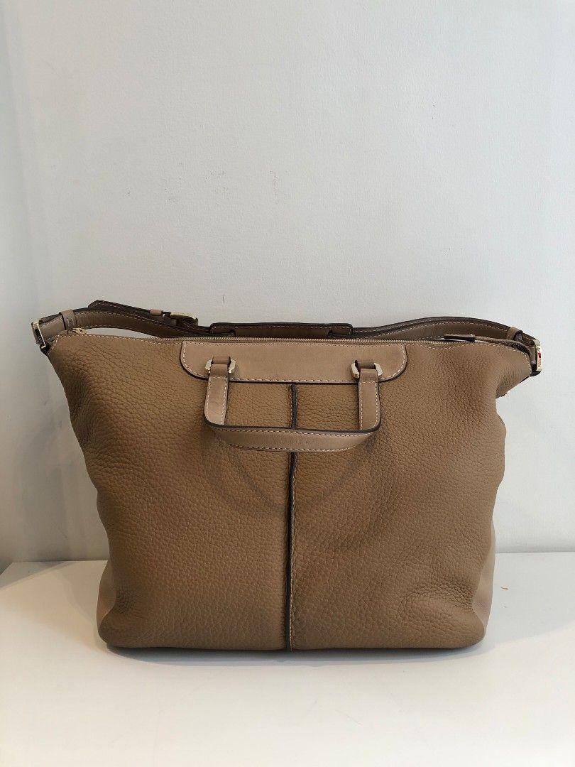 Tod's Brown Tote Bag (Category: Luxury Bags & Wallets) located in Makati City. Submitted by gensfinds (Listing ID 1460358125, Image 1). Description: .