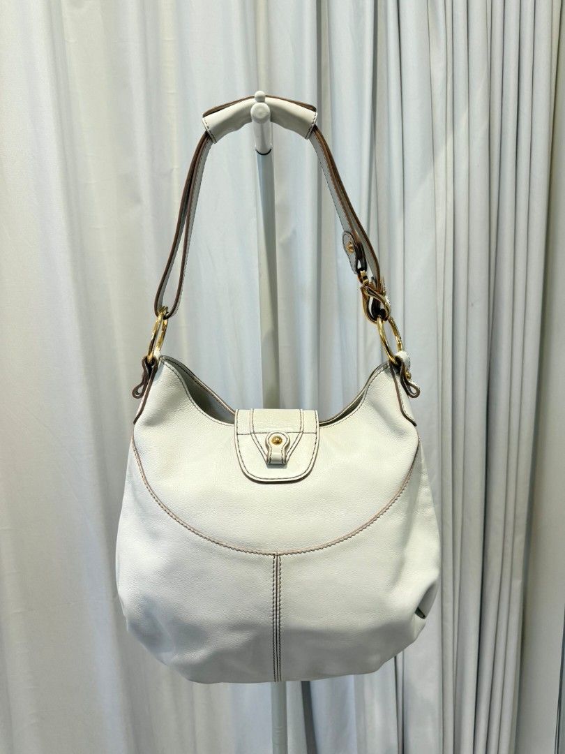 Tod's White Shoulder Bag (Category: Luxury Bags & Wallets) located in Makati City. Submitted by gensfinds (Listing ID 1460357141, Image 2). Description: .