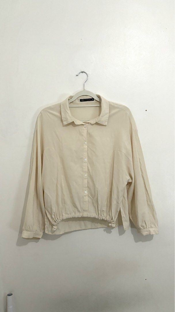 Topfeeling Drawstring Hem Button-Down Blouse (Category: Longsleeves) located in Caloocan City. Submitted by buymethisandthat (Listing ID 1460448493, Image 1). Description: ✨ Topfeeling Drawstring Hem Button-Down Blouse - ₱99 📌 CONDITION • Condition: 8/10 • Flaws: None Visible 📏 SIZE • Tag Size: Small • Recommended: Fits Small to Medium (Relaxed / Boxy Fit).