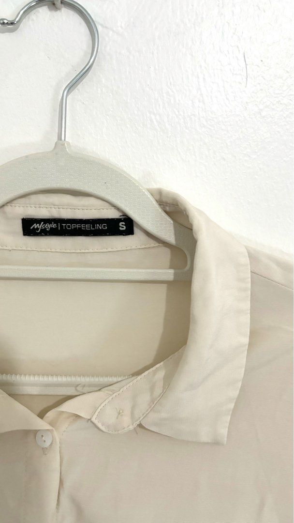 Topfeeling Drawstring Hem Button-Down Blouse (Category: Longsleeves) located in Caloocan City. Submitted by buymethisandthat (Listing ID 1460448493, Image 3). Description: ✨ Topfeeling Drawstring Hem Button-Down Blouse - ₱99 📌 CONDITION • Condition: 8/10 • Flaws: None Visible 📏 SIZE • Tag Size: Small • Recommended: Fits Small to Medium (Relaxed / Boxy Fit).