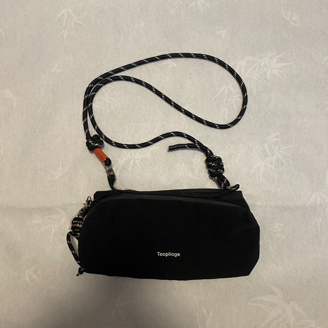Topologie Bottle Sacoche (Category: Sling Bags) located in Antipolo. Submitted by bentakahitanoano (Listing ID 1460449214, Image 2). Description: This is the Topologie Bottle Sacoche Medium, a highly popular everyday sling bag engineered with a climbing-inspired outdoor aesthetic. The standout feature of this 1.3-liter capacity bag is its central pass-through channel equipped with a stretch bungee retention system, designed to discreetly hold a 5