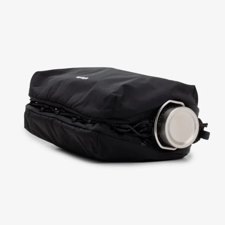 Topologie Bottle Sacoche (Category: Sling Bags) located in Antipolo. Submitted by bentakahitanoano (Listing ID 1460449214, Image 3). Description: This is the Topologie Bottle Sacoche Medium, a highly popular everyday sling bag engineered with a climbing-inspired outdoor aesthetic. The standout feature of this 1.3-liter capacity bag is its central pass-through channel equipped with a stretch bungee retention system, designed to discreetly hold a 5