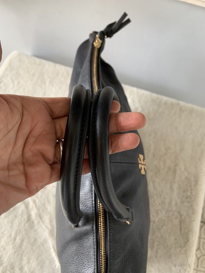 Tory Burch Black Leather Tote (Category: Luxury Bags & Wallets) located in Taguig. Submitted by madisam (Listing ID 1460318454, Image 3). Description: Preloved Toryburch Original in Very good condition YKK Zipper 12 inches Hieght 17 inches Widht Meet up:Market Market or Vistamall Taguig.