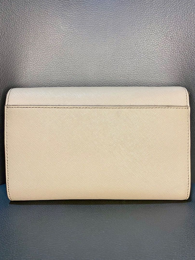 Tory Burch Emerson Chain Wallet Crossbody (Category: Luxury Bags & Wallets) located in Caloocan City. Submitted by rajbarcelona (Listing ID 1460366129, Image 3). Description: - Beige Tory Burch Wallet on Chain - Genuine Saffiano leather - Gold-tone hardware - Multiple card slots - Interior zip pocket - Detachable chain strap - Ideal for carrying essentials.