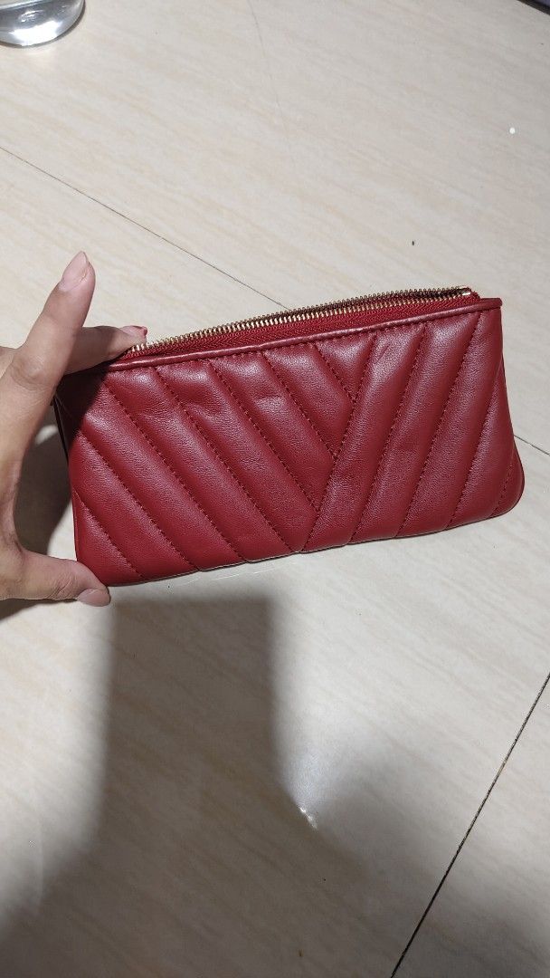 Tory Burch Red Quilted Leather Pouch (Category: Purses & Pouches) located in Antipolo. Submitted by robannrave98496 (Listing ID 1460355490, Image 2). Description: - Tory Burch red quilted leather pouch - Gold zipper closure - Interior card slots - Small wrist strap attached - Ideal for organizing essentials or as a clutch.