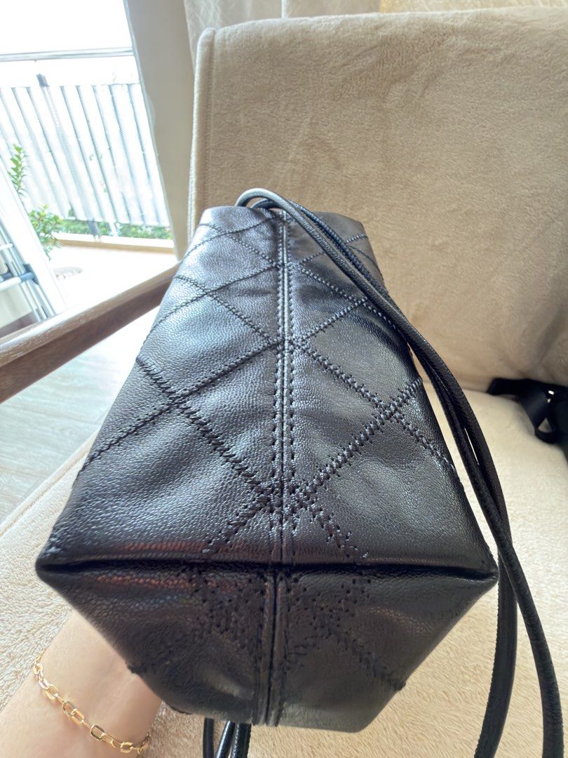 TORY BURCH WILLA DRAWSTRING BAG (Category: Community) located in Paranaque City. Submitted by kristin_llena (Listing ID 1460366581, Image 3). Description: 💯 original. New ₱11,800.