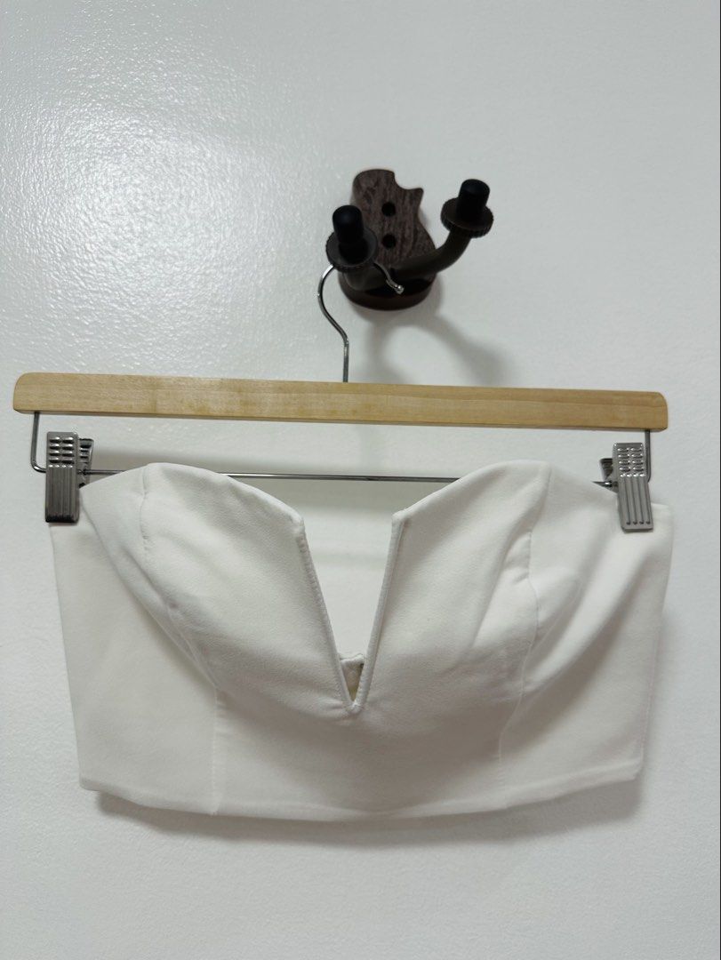 Trendyol White Tube Top (Category: Sleeveless) located in Paranaque City. Submitted by kokoclosets (Listing ID 1460469978, Image 1). Description: Only used once! Bought in Zalora😊 Only used at a birthday dinner lol Very cute going out top!.