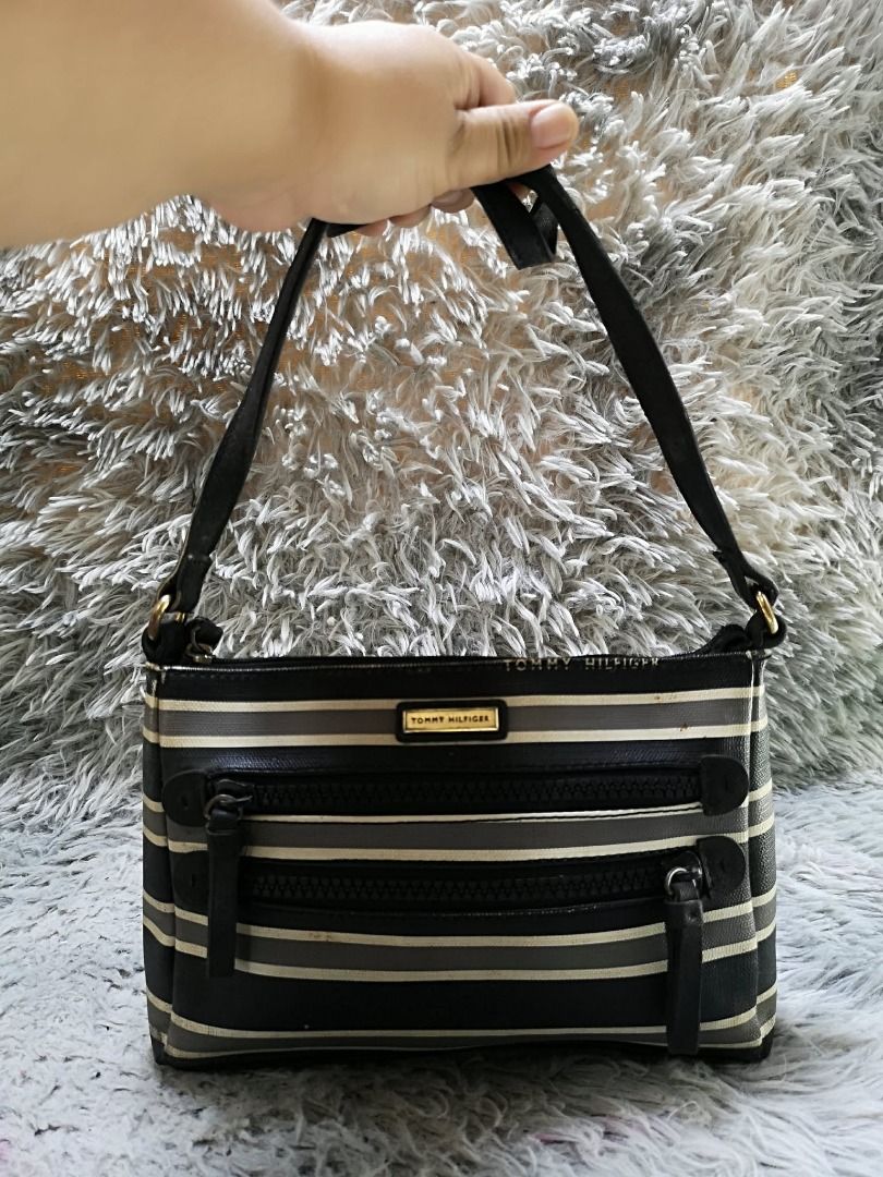 Tri Color Stripe Crossbody Bag (Category: Cross-body Bags) located in Santa Cruz. Submitted by jmy_surplus.2 (Listing ID 1460454427, Image 3). Description: Size ; L - 8 W - 11 Color ; Black , White , Grey Type ; Crossbody Bag Brand ; No brand Material ; Synthetic Style ; Stripe Zipper Closure Crossbody Bag LR 169 JMY 5 Batch #218.