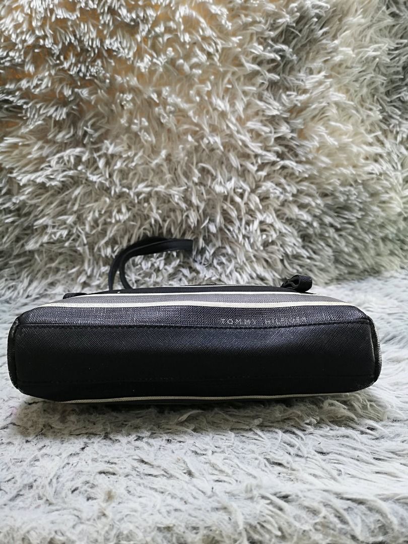 Tri Color Stripe Crossbody Bag (Category: Cross-body Bags) located in Santa Cruz. Submitted by jmy_surplus.2 (Listing ID 1460454427, Image 2). Description: Size ; L - 8 W - 11 Color ; Black , White , Grey Type ; Crossbody Bag Brand ; No brand Material ; Synthetic Style ; Stripe Zipper Closure Crossbody Bag LR 169 JMY 5 Batch #218.