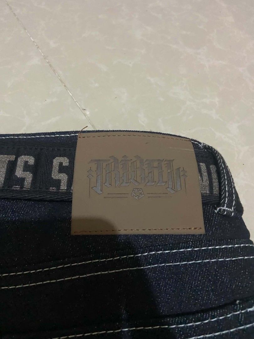 Tribal Y2k Jorts (Category: Shorts) located in Manila. Submitted by lilsintenel (Listing ID 1460372875, Image 2). Description: BNEW CONDITION size 30 W HANGTAG EMBROIDERY TRIBAL LOGO BIG LOGO MALAPIT SA HEM.