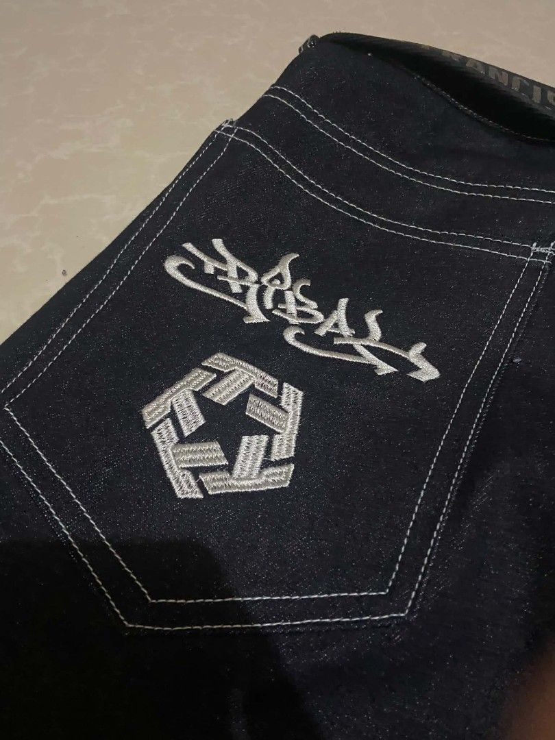 Tribal Y2k Jorts (Category: Shorts) located in Manila. Submitted by lilsintenel (Listing ID 1460372875, Image 3). Description: BNEW CONDITION size 30 W HANGTAG EMBROIDERY TRIBAL LOGO BIG LOGO MALAPIT SA HEM.