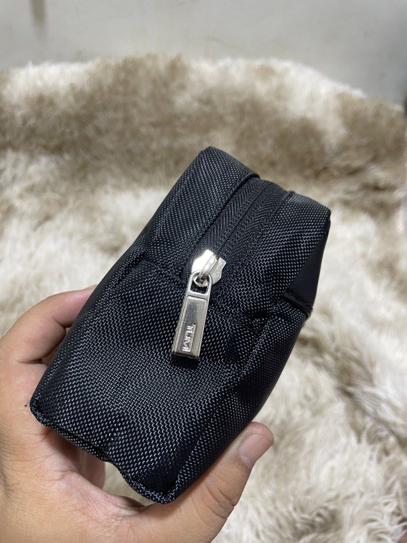 Tumi for Delta Black Nylon Leather Pouch (Category: Purses & Pouches) located in Santiago. Submitted by UkayLuxxSelector (Listing ID 1460400887, Image 3). Description: - Brand: Tumi - Color: Black - Material: Nylon with leather accents - Closure: Zipper - Interior Detail: Tumi for Delta label - Use: Ideal for travel or organizing small items - Size: Compact.