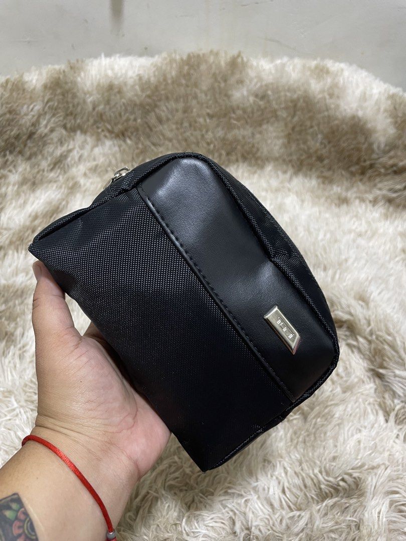 Tumi for Delta Black Nylon Leather Pouch (Category: Purses & Pouches) located in Santiago. Submitted by UkayLuxxSelector (Listing ID 1460400887, Image 1). Description: - Brand: Tumi - Color: Black - Material: Nylon with leather accents - Closure: Zipper - Interior Detail: Tumi for Delta label - Use: Ideal for travel or organizing small items - Size: Compact.