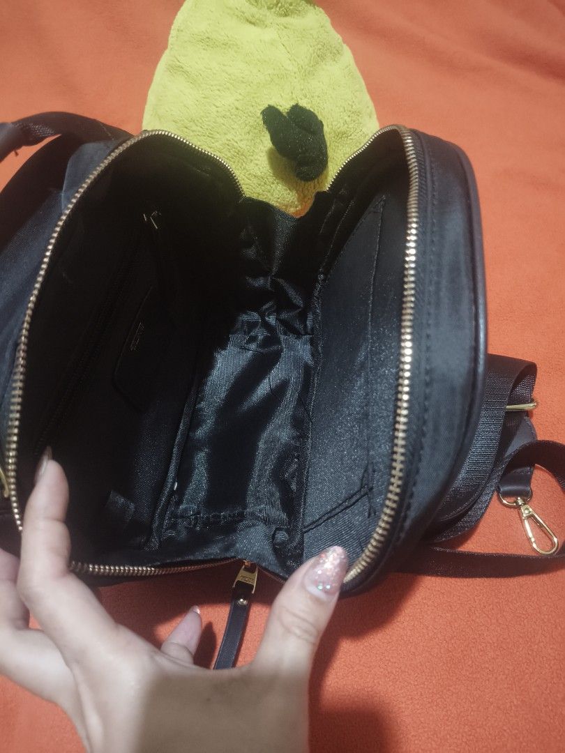 Tumi Mini 3 Way Hand/Sling/Body Bag (Category: Cross-body Bags) located in Quezon City. Submitted by jhaneth21 (Listing ID 1460365132, Image 3). Description: Twice Used Only Gold Hardware 2 Zip Compartments 10/10 Color Rate Tumi Hardware Logo Size: 8.5" x 8" .