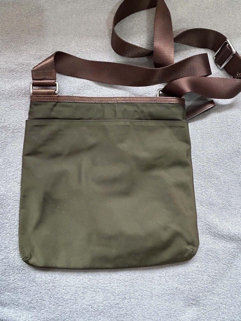 Tumi Shoulder Bag (Category: Luxury Bags & Wallets) located in Imus. Submitted by justinelouis (Listing ID 1460343424, Image 1). Description: Location: Imus, Cavite.