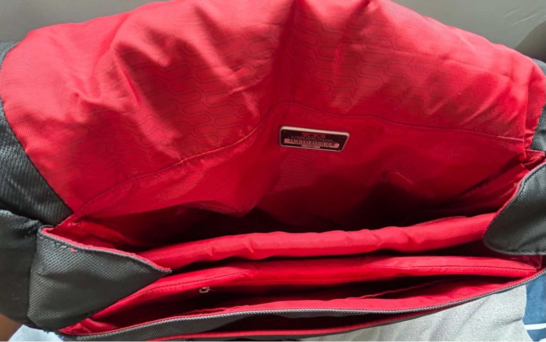Tumi Shoulder Bag: Black (Category: Sling Bags) located in Imus. Submitted by justinelouis (Listing ID 1460339694, Image 2). Description: Location: Imus, Cavite.