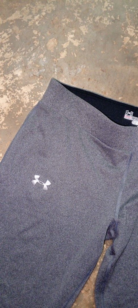 Under Armour Grey Capris Leggings (Category: Other Bottoms) located in Manila. Submitted by ezekislacl02490 (Listing ID 1460420950, Image 2). Description: - Grey Under Armour capri leggings - Perfect for workouts or everyday wear - Features the Under Armour logo on the left leg - Comfortable elastic waistband - Offers good stretch for a flexible fit.