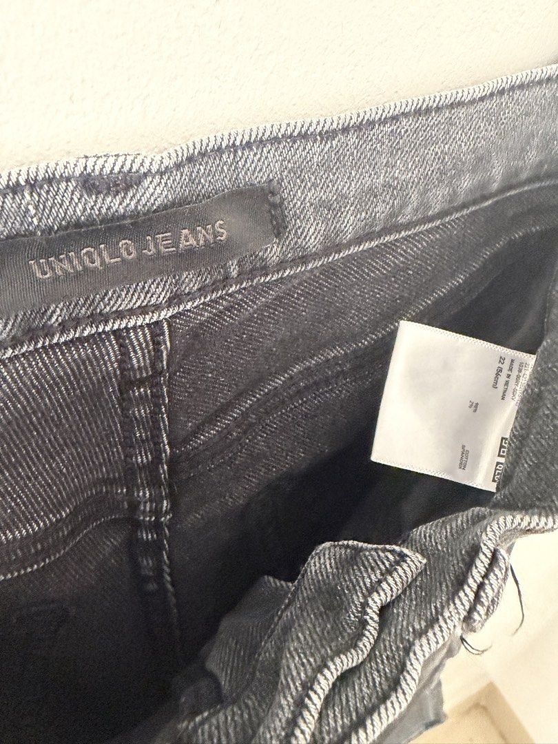 Uniqlo black straight pants (Category: Jeans) located in Makati City. Submitted by marissa_021 (Listing ID 1460336155, Image 2). Description: Size 22.