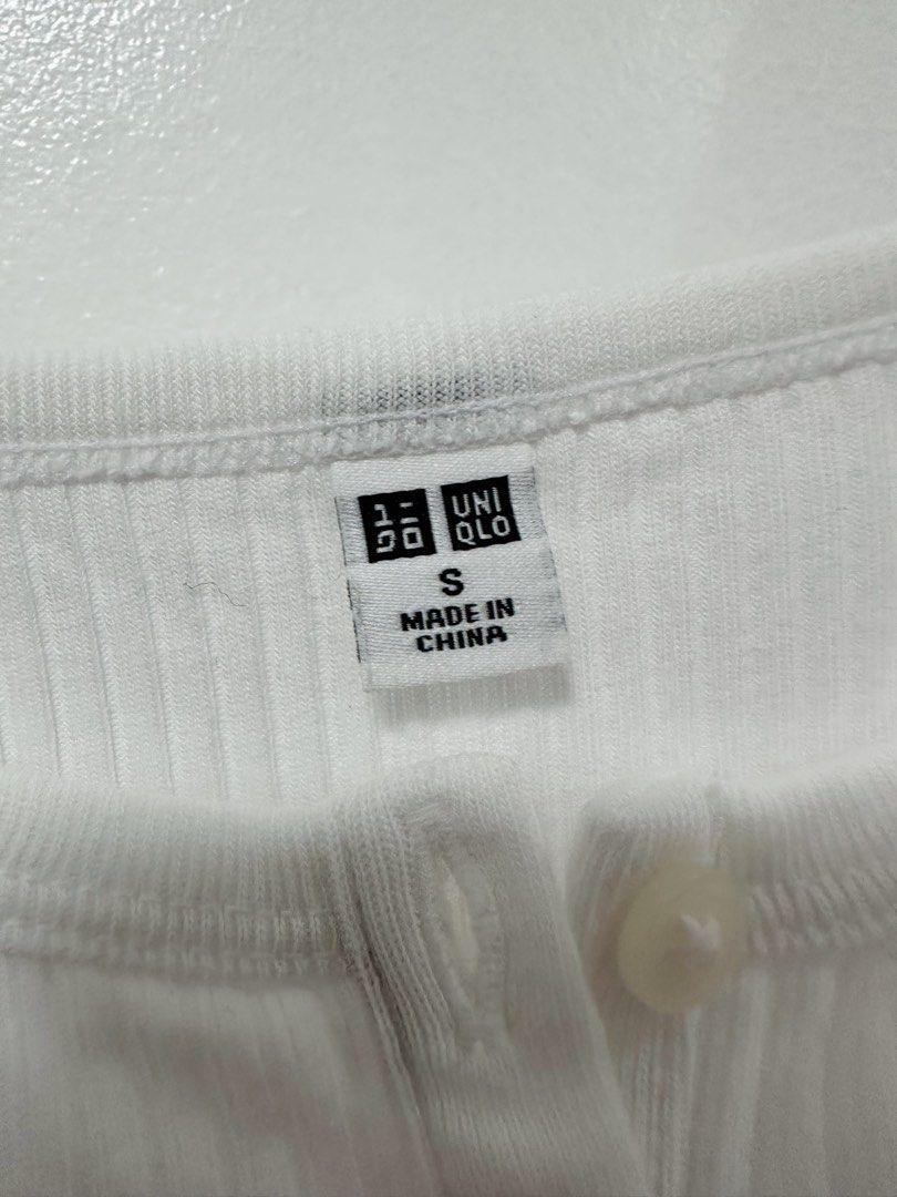 Uniqlo Button Down White Tank Top (Category: Sleeveless) located in Paranaque City. Submitted by kokoclosets (Listing ID 1460494104, Image 3). Description: Still good as new! One of my fave basic tops to wear in college😆.