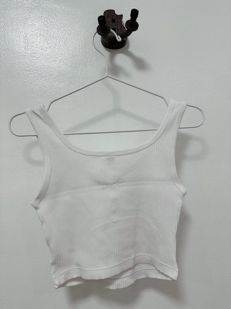 Uniqlo Button Down White Tank Top (Category: Sleeveless) located in Paranaque City. Submitted by kokoclosets (Listing ID 1460494104, Image 2). Description: Still good as new! One of my fave basic tops to wear in college😆.