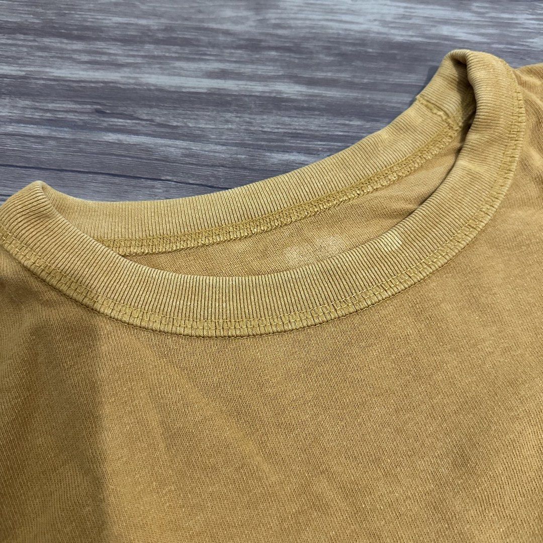 Uniqlo crewneck orange (Category: Tshirts & Polo Shirts ) located in Bulacan. Submitted by itemsbyjj (Listing ID 1460434530, Image 2). Description: Issue: light stain sa collar.