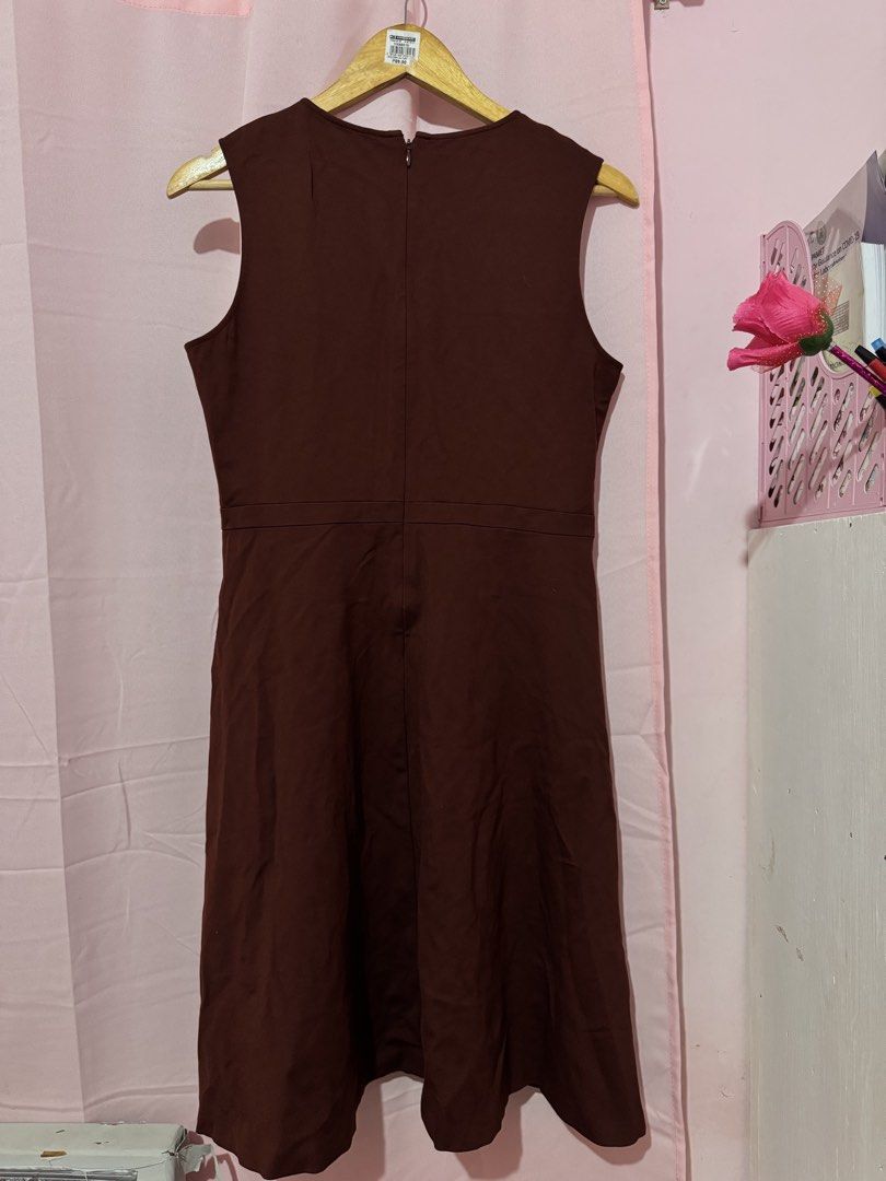 Uniqlo dress Large (Category: Dresses) located in Valenzuela. Submitted by declutterlangpo (Listing ID 1460493911, Image 3). Description: - Uniqlo sleeveless dress - Rich burgundy color - Classic A-line cut - Knee-length - Versatile for work or casual occasions - Convenient back zipper closure.