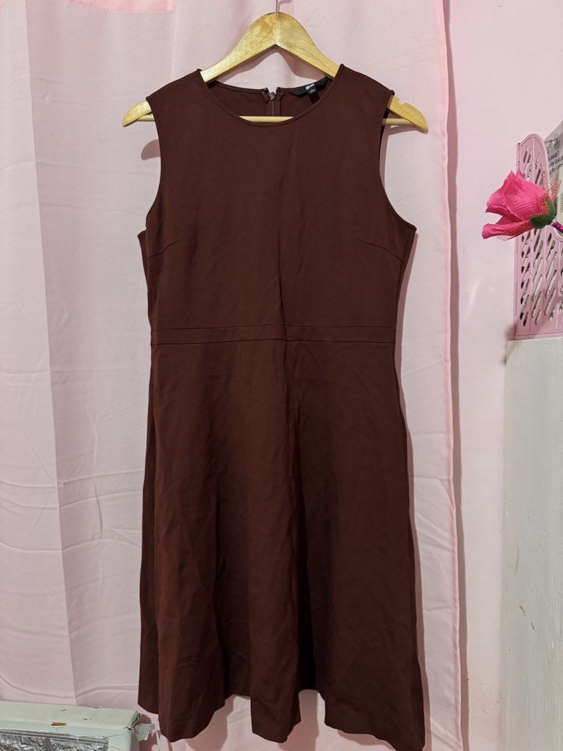 Uniqlo dress Large (Category: Dresses) located in Valenzuela. Submitted by declutterlangpo (Listing ID 1460493911, Image 2). Description: - Uniqlo sleeveless dress - Rich burgundy color - Classic A-line cut - Knee-length - Versatile for work or casual occasions - Convenient back zipper closure.