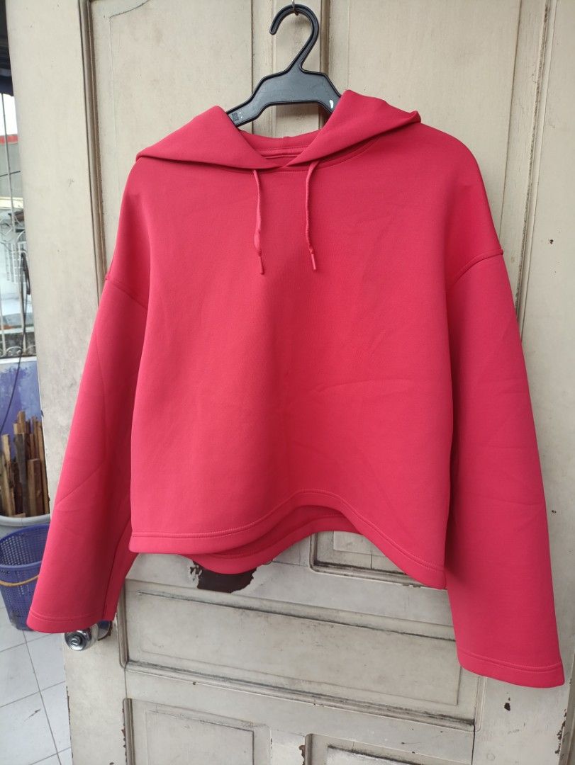 UNIQLO DRY HOODIE (Category: Coats, Jackets and Outerwear) located in Quezon City. Submitted by collectandselect (Listing ID 1460416366, Image 2). Description: - Red Uniqlo hoodie - Size: L - Made in China - Features DRY technology (quick-drying) - Cropped style - Adjustable drawstrings on hood - Ideal for casual wear.