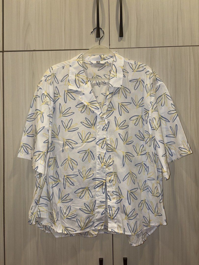 UNIQLO Floral Button Up Polo (Category: Blouses) located in Antipolo. Submitted by maiplus (Listing ID 1460371587, Image 1). Description: UNIQLO Size XL lightly used but no noticeable flaws 📍Antipolo City.