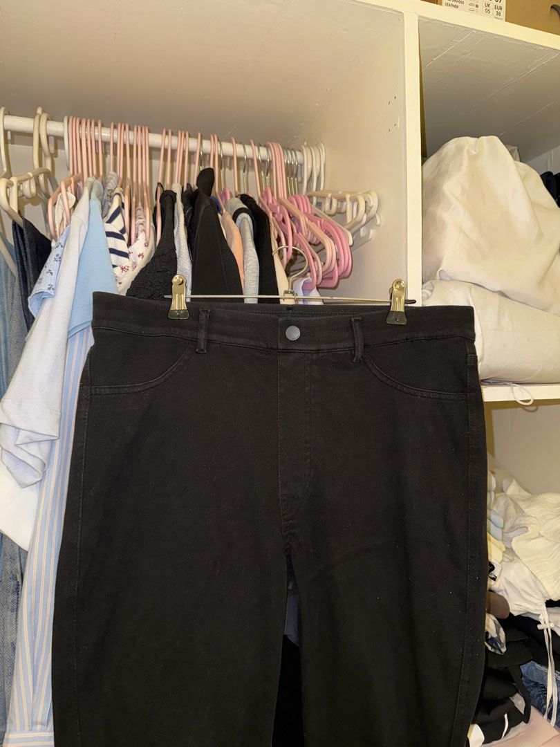 Uniqlo Legging Pants (Category: Other Bottoms) located in Marikina City. Submitted by ishascloset (Listing ID 1460506450, Image 1). Description: - Brand: Uniqlo - Item: Leggings Pants - Color: Black .