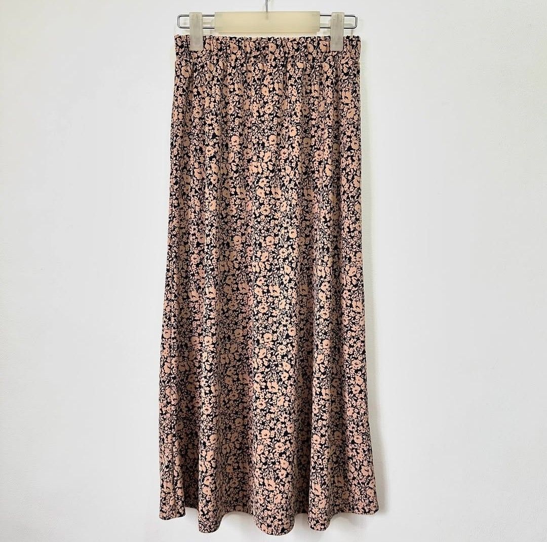 Uniqlo Midi Skirt (Category: Skirts) located in Manila. Submitted by nic_knacks18 (Listing ID 1460331659, Image 1). Description: New without tag Uniqlo floral midi skirt. Made in Vietnam. Garterized waist. Wrinkle resistant fabric. Size M. 63-69cm waistline. Php400 only. Shipping by buyer. Priority to first payer. Loc: Pasay or Manila.