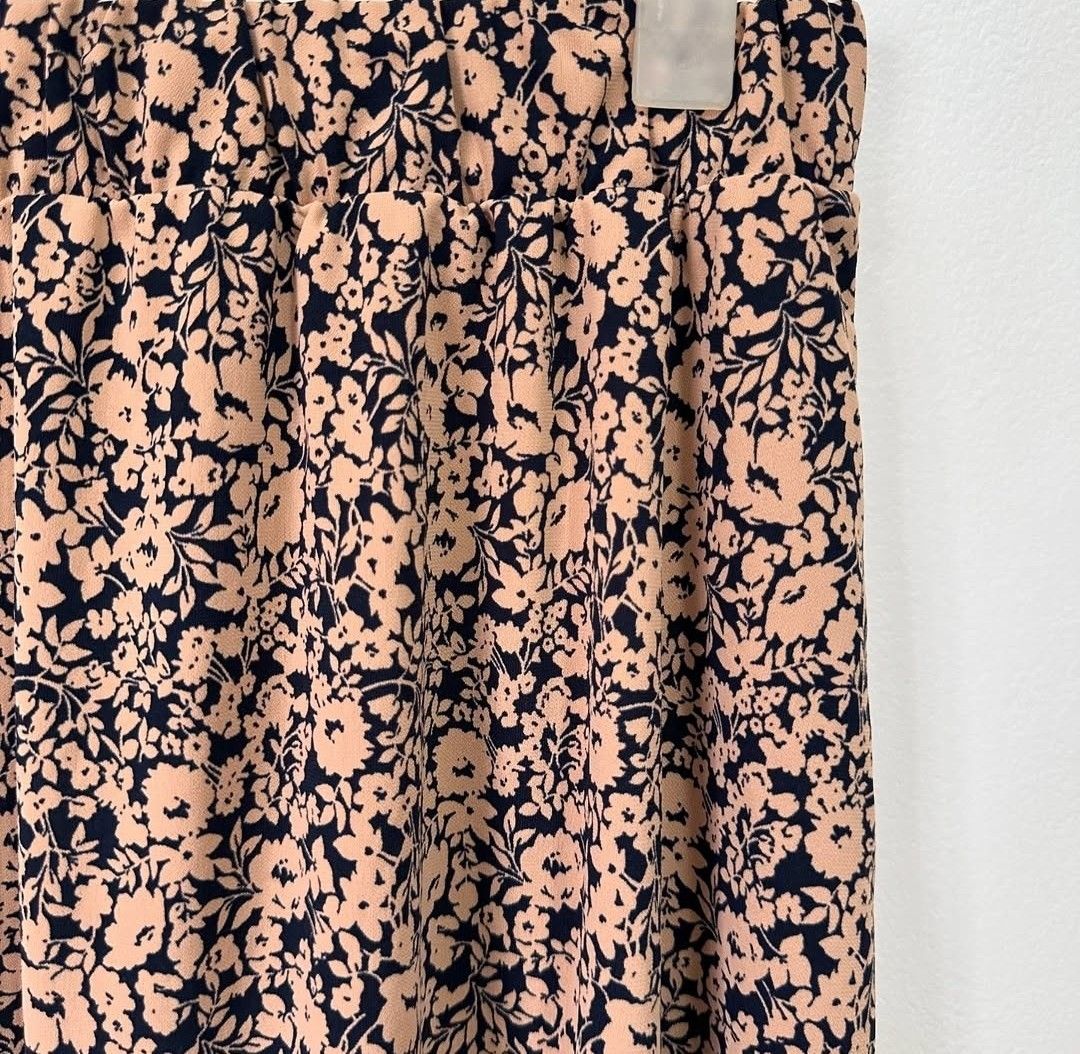 Uniqlo Midi Skirt (Category: Skirts) located in Manila. Submitted by nic_knacks18 (Listing ID 1460331659, Image 2). Description: New without tag Uniqlo floral midi skirt. Made in Vietnam. Garterized waist. Wrinkle resistant fabric. Size M. 63-69cm waistline. Php400 only. Shipping by buyer. Priority to first payer. Loc: Pasay or Manila.