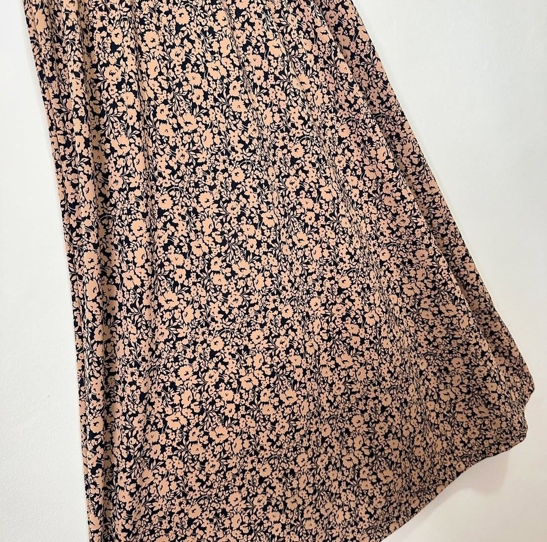 Uniqlo Midi Skirt (Category: Skirts) located in Manila. Submitted by nic_knacks18 (Listing ID 1460331659, Image 3). Description: New without tag Uniqlo floral midi skirt. Made in Vietnam. Garterized waist. Wrinkle resistant fabric. Size M. 63-69cm waistline. Php400 only. Shipping by buyer. Priority to first payer. Loc: Pasay or Manila.