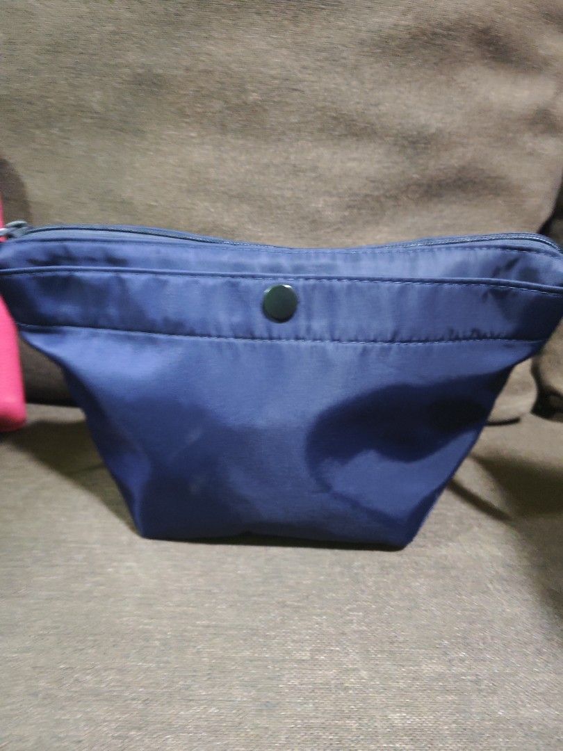 Uniqlo mini nylon sling bag (Category: Cross-body Bags) located in Pili. Submitted by zaneombao03491 (Listing ID 1460432897, Image 2). Description: .