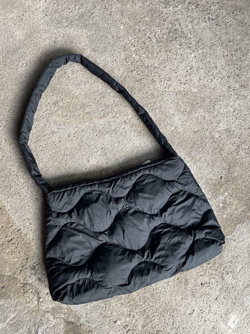 Uniqlo Padded Shoulder Bag - Black (Category: Shoulder Bags) located in General Santos City (Dadiangas). Submitted by christbluee (Listing ID 1460462575, Image 1). Description: - Uniqlo Black Padded Shoulder Bag - Unique wavy quilted design - Adjustable strap for comfort - Interior zip pocket for secure storage - Lightweight and spacious for everyday essentials - Easily matches any outfit.